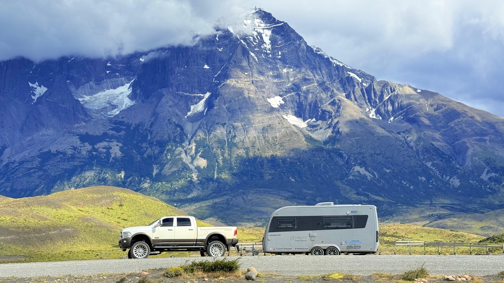 Ram 2500 e trailer do Buzinaldo diante das montanhas das Torres del Paine